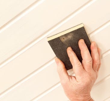 Maling af listeloft: Brædderne slibes ganske let Maling af listeloft: Brædderne slibes ganske let